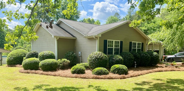 Top quality professional shrub trimming and pinestraw in Clinton, SC